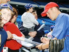 Shawn Hill Signing autographs